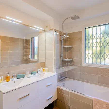 Hill A Terrasse 130m2, Vue Panoramique, Piscine, Parking Prive, Climatisation, Wifi *
